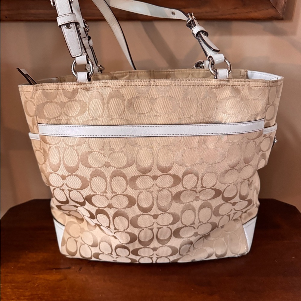 Coach Gallery Signature Tote In Beige and White -Model # M0976-F14670 - Picture 2 of 16